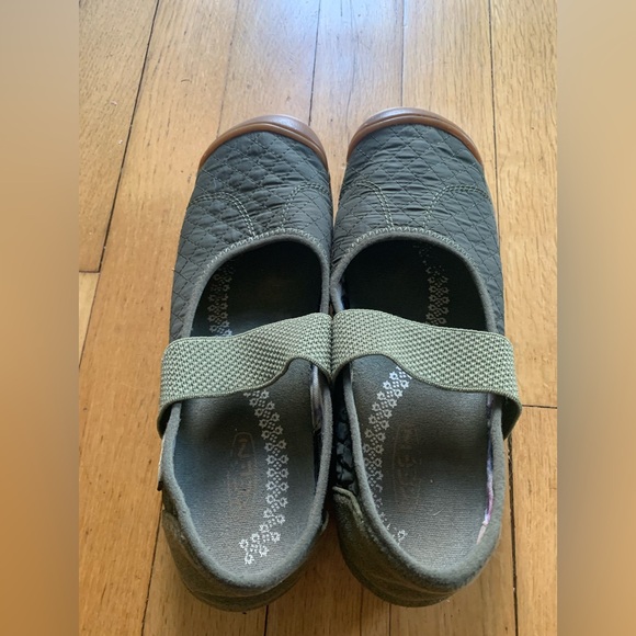 Keen size 6 Olive Green Mary Jane Flats - Picture 5 of 6